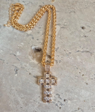 Colar pingente cruz cravejada banhado a ouro 18k