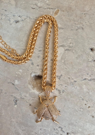 Colar pingente joaninha cravejada banhado a ouro 18k