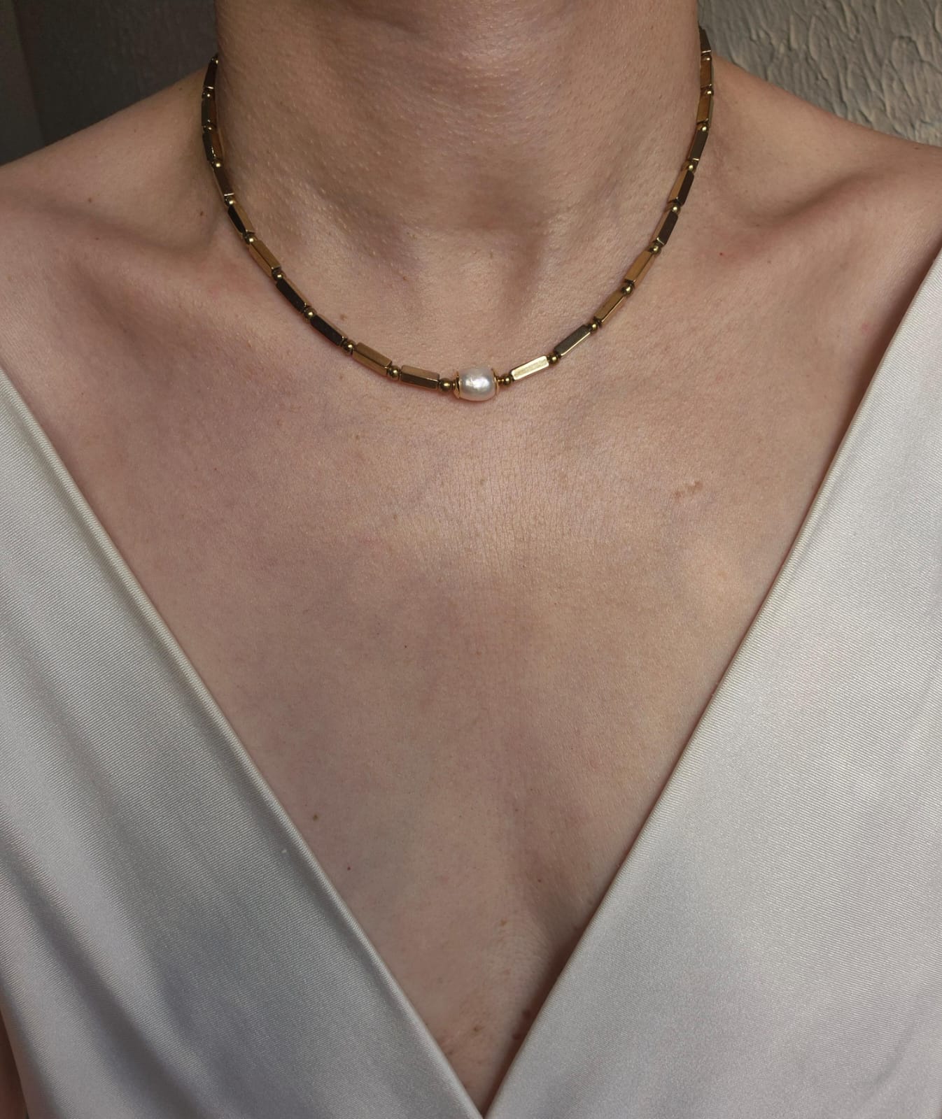 Colar hematitas douradas e pérola barroca