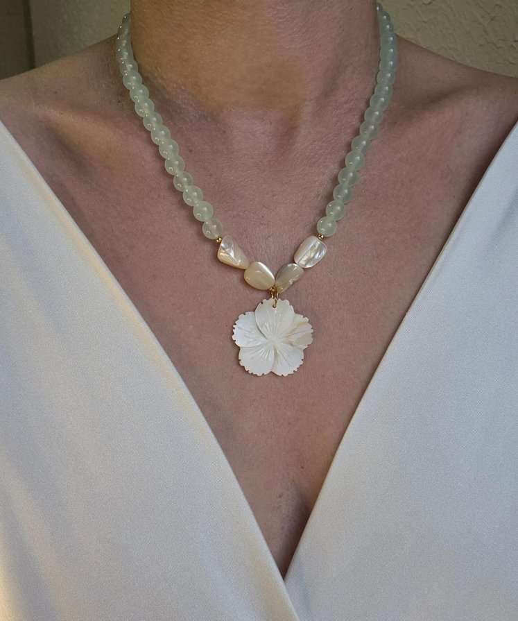 Colar ágata verde e pingente flor madrepérola