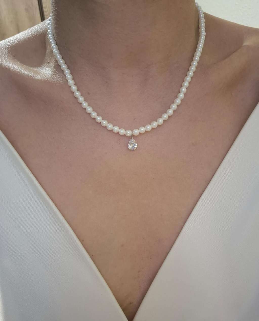 Colar pérolas e pingente gota zirconia banhado a ródio