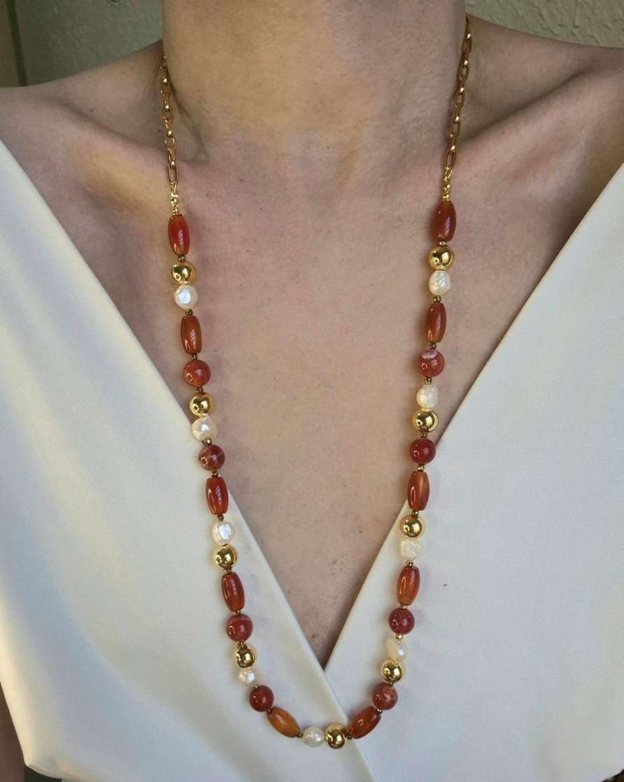 Colar longo corrente e ágata laranja com pérolas