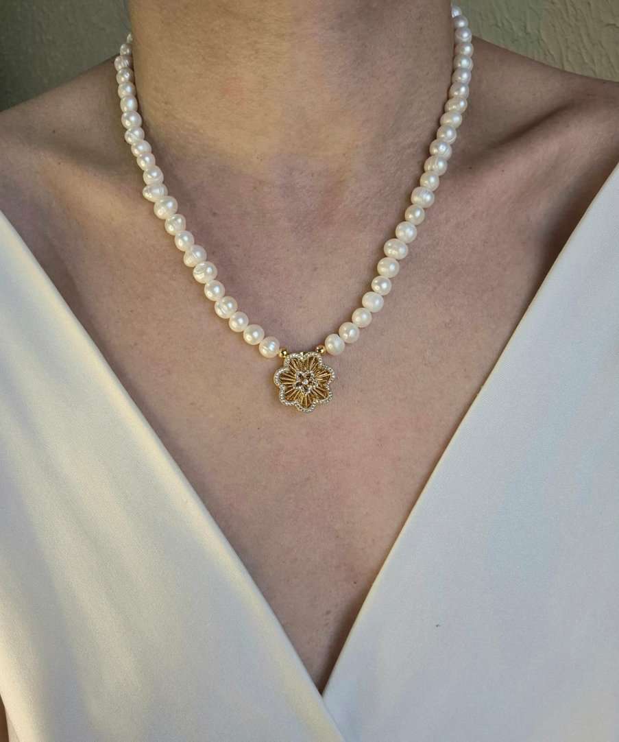 Colar pérolas barrocas e pingente flor cravejada