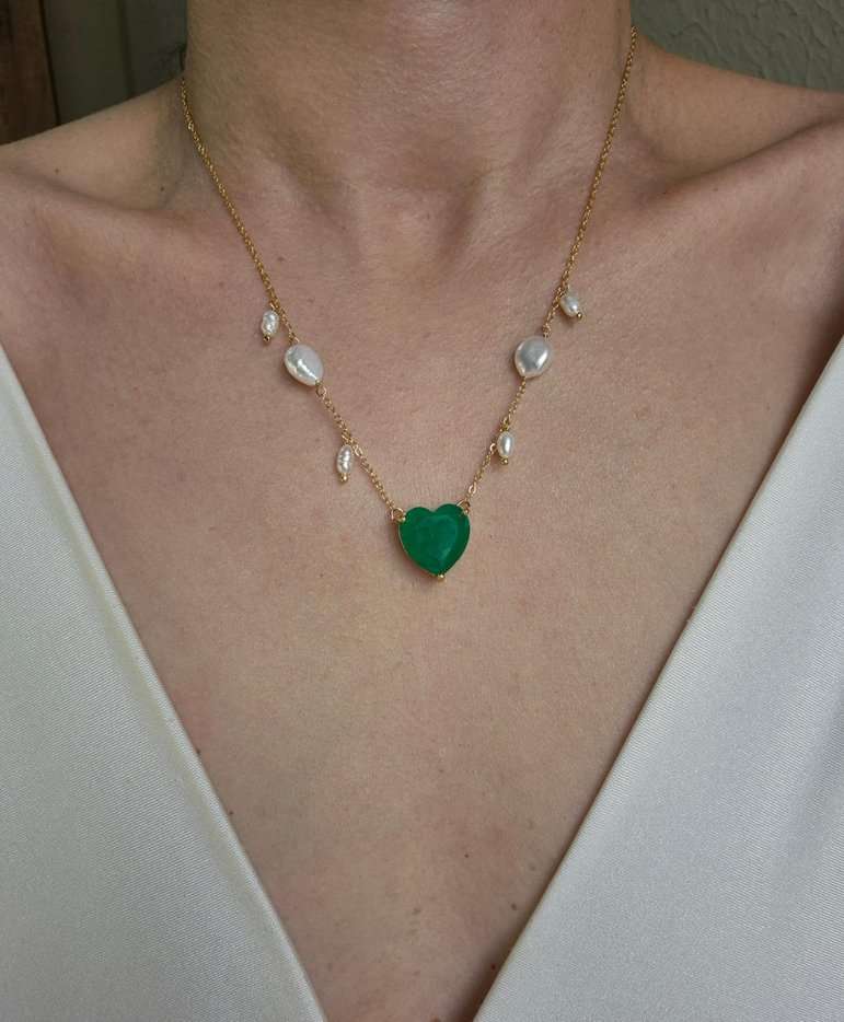 Colar pérolas barrocas e pingente coração cristal verde
