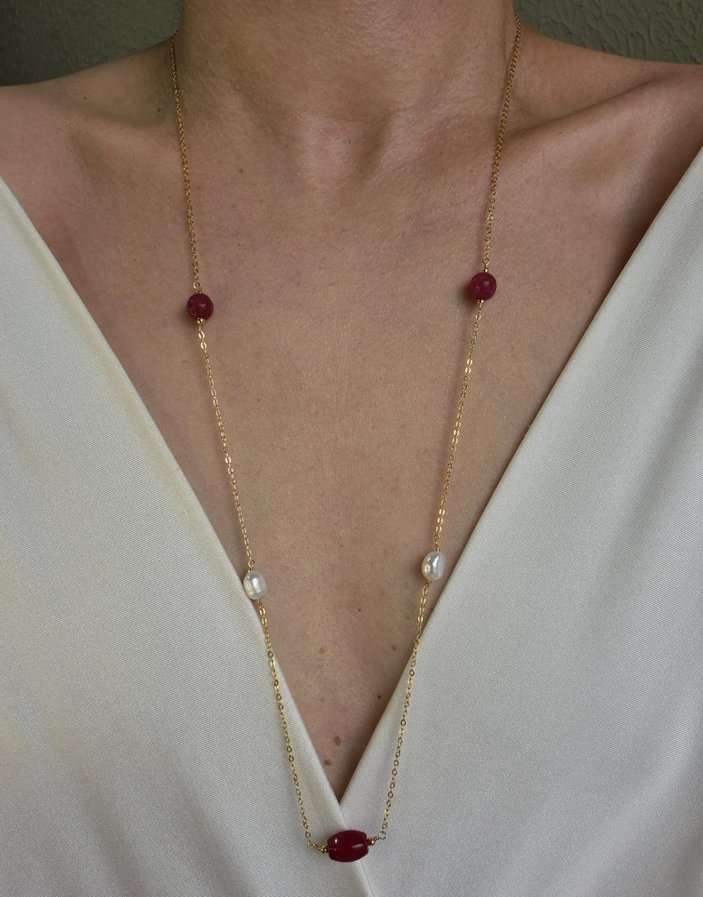 Colar longo pedras vermelhas e pérolas barrocas