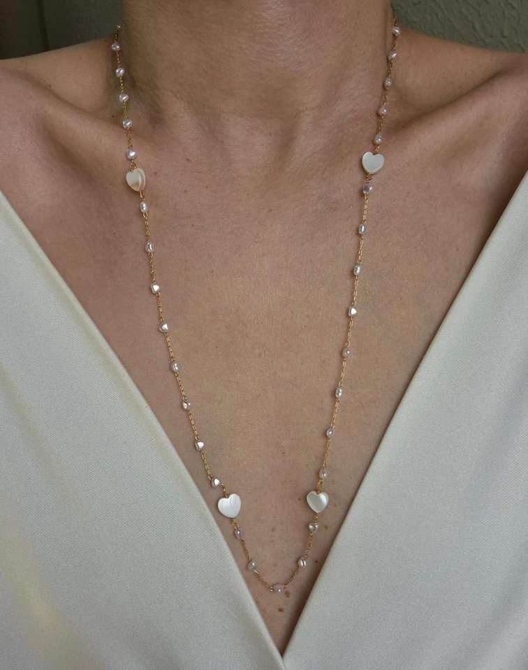 Colar longo pérolas e corações em madrepérola