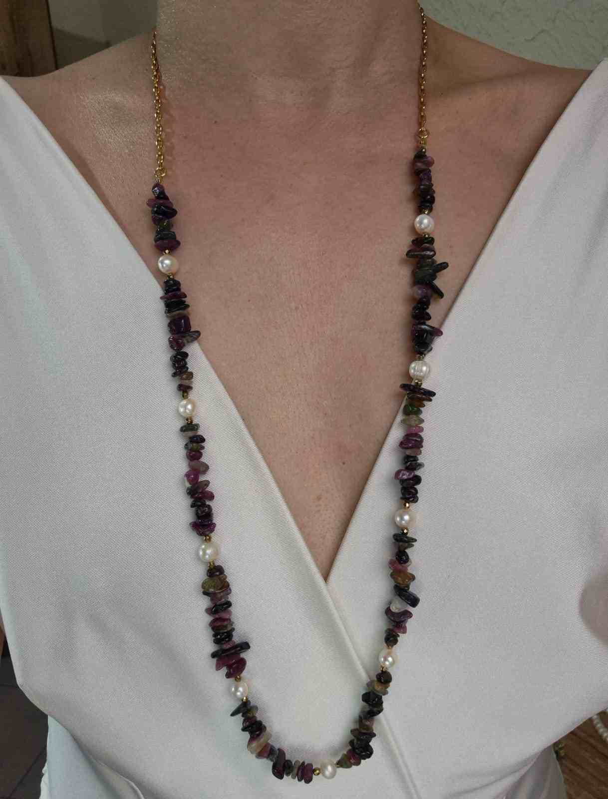 Colar longo corrente com turmalina e pérolas barrocas
