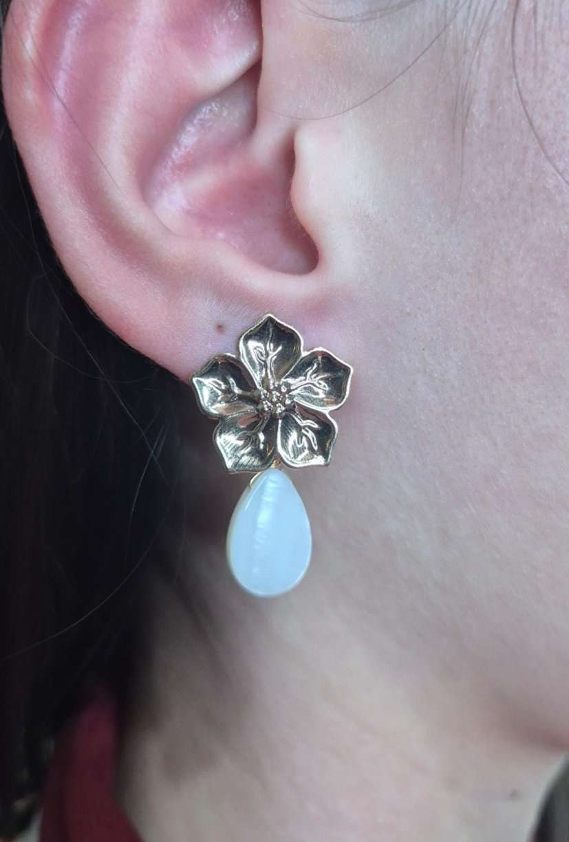 Brinco flor e gota madrepérola