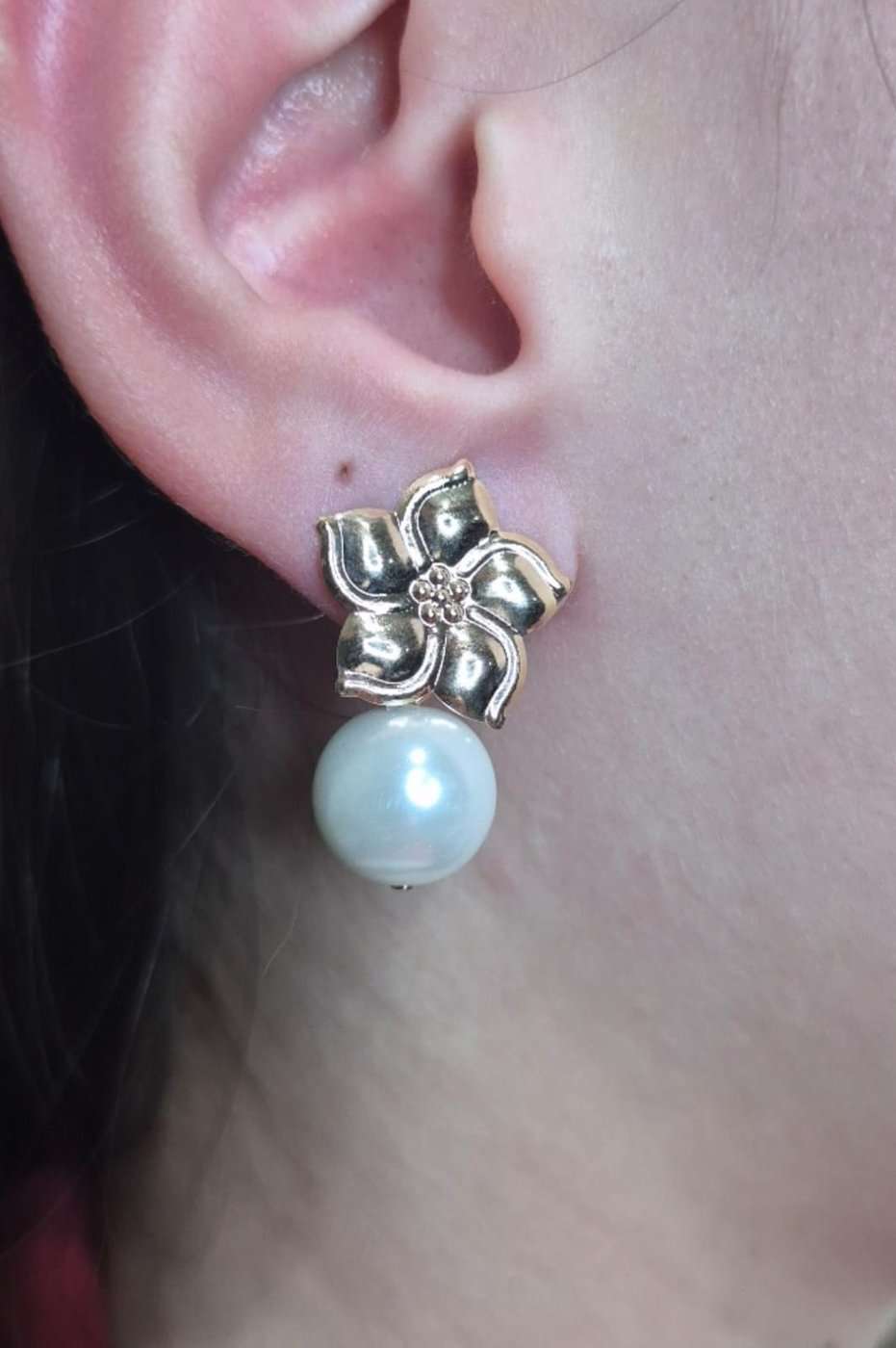 Brinco flor e pérola shell