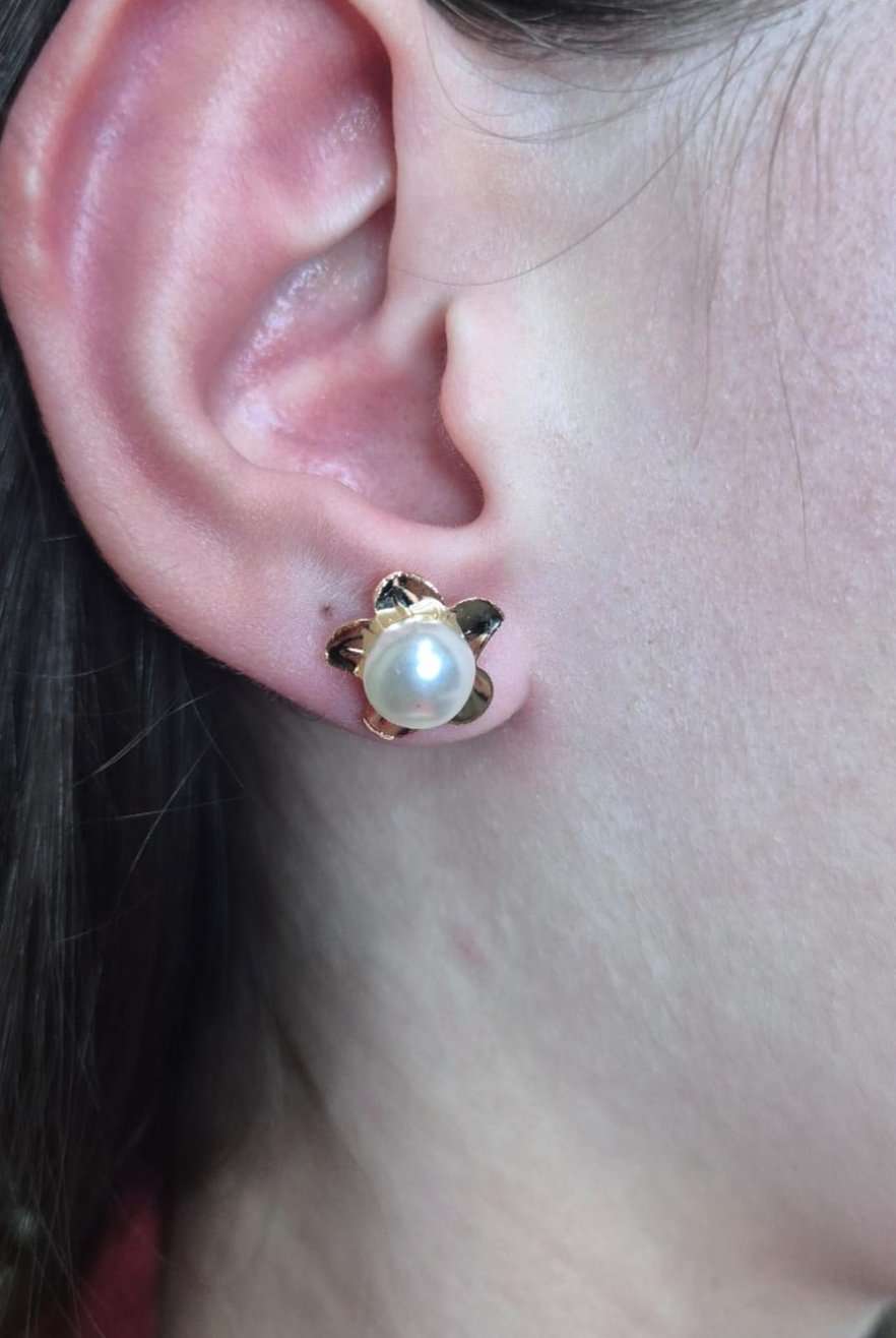 Brinco florzinha e pérola shell