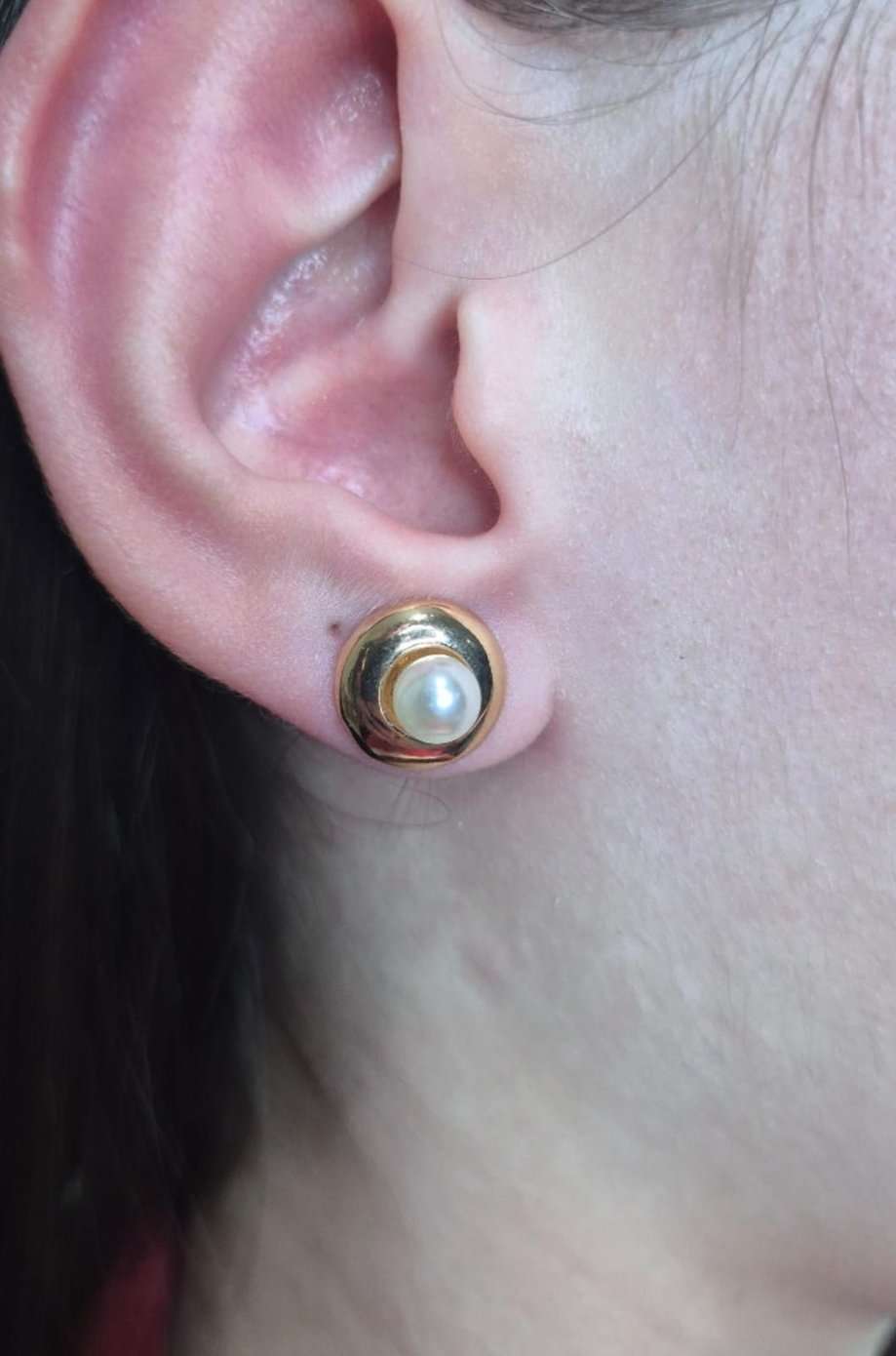 Brinco base redonda e pérola shell