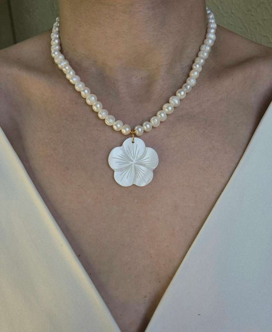 Colar clássico pérolas barrocas e pingente flor madrepérola