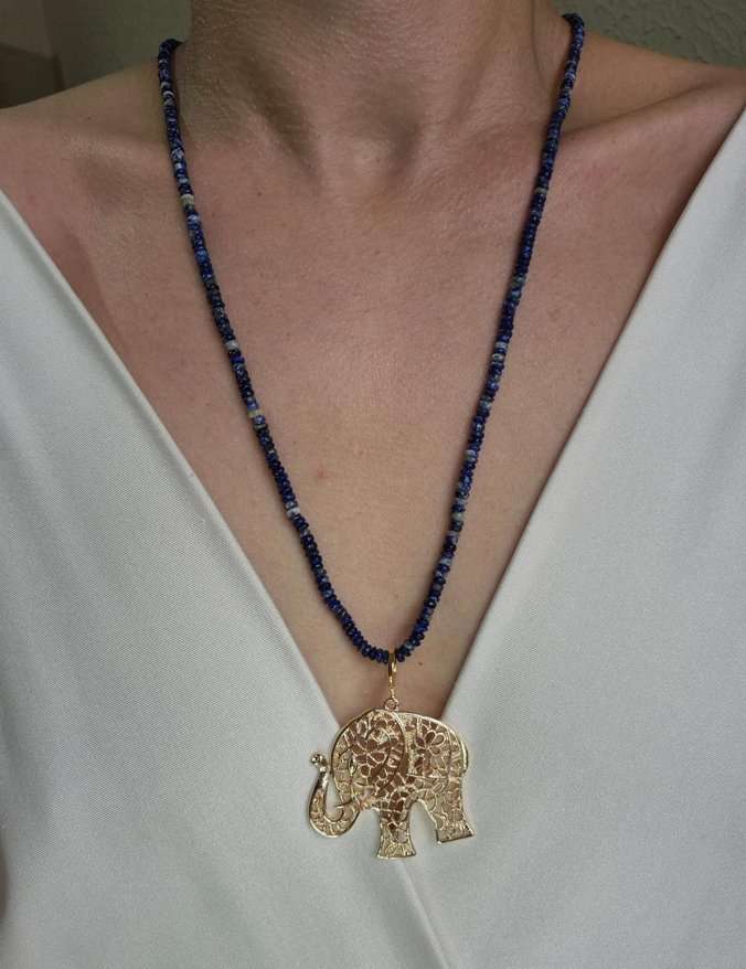 Colar longo sodalita rondel e pingente elefante