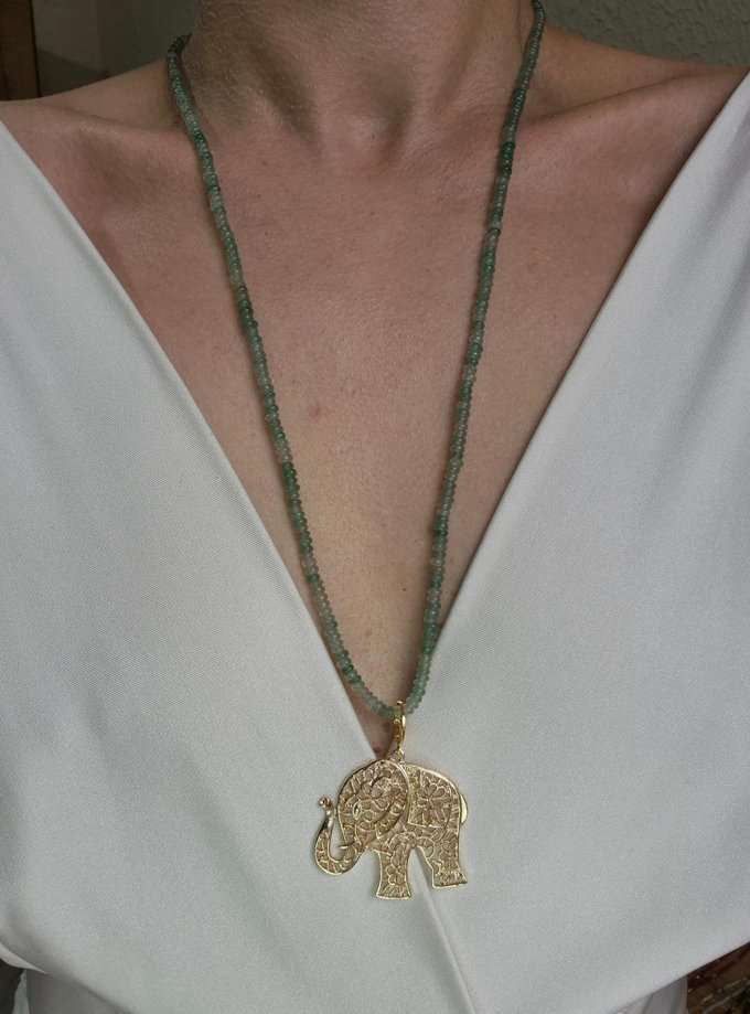 Colar longo quartzo verde rondel e pingente elefante