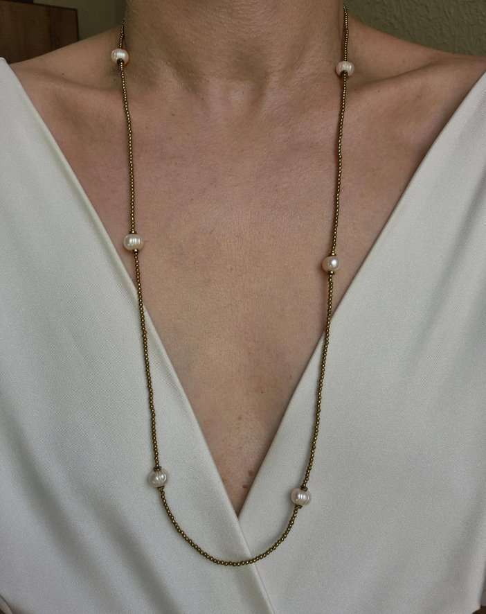 Colar longo hematitas douradas e pérolas barrocas