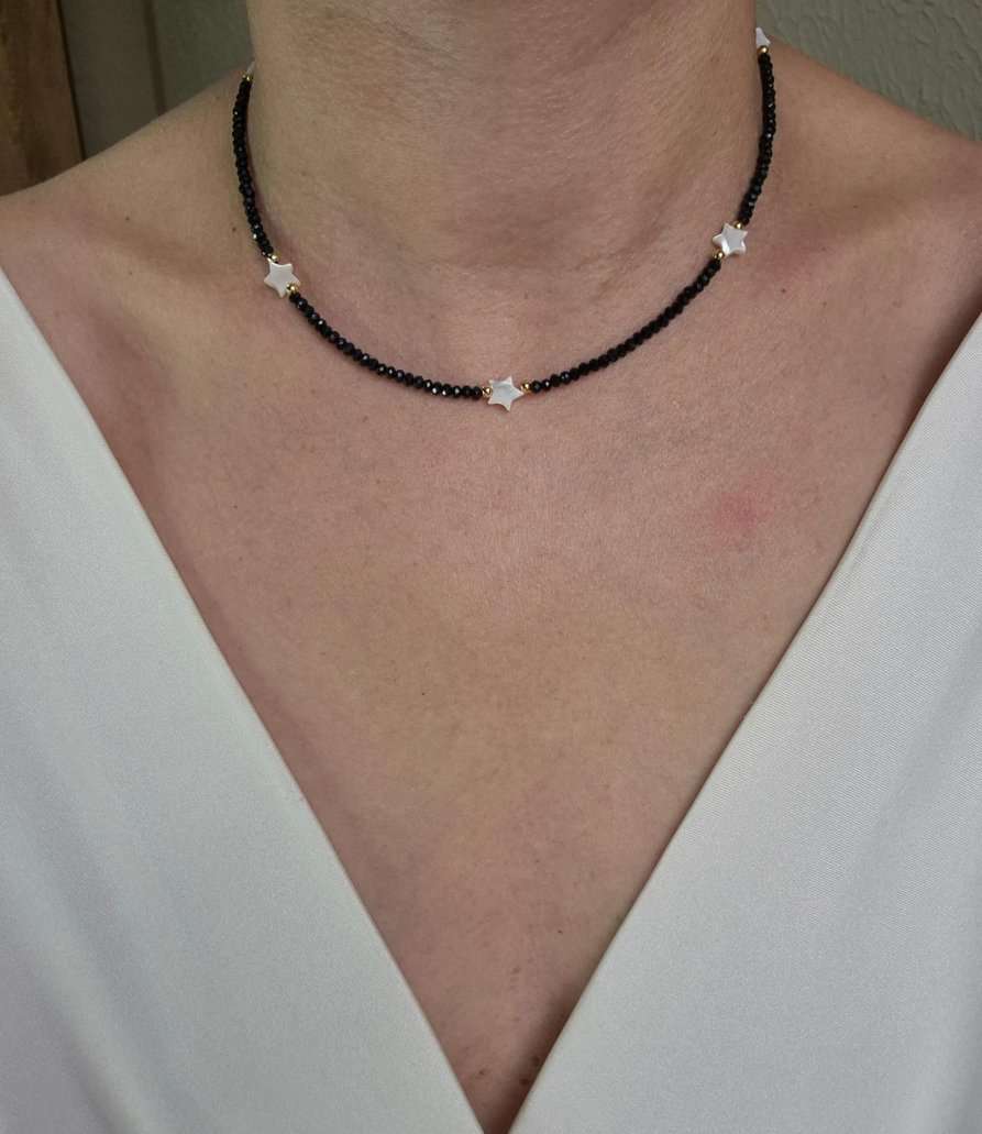 Chocker cristais pretos e estrelas em madrepérola