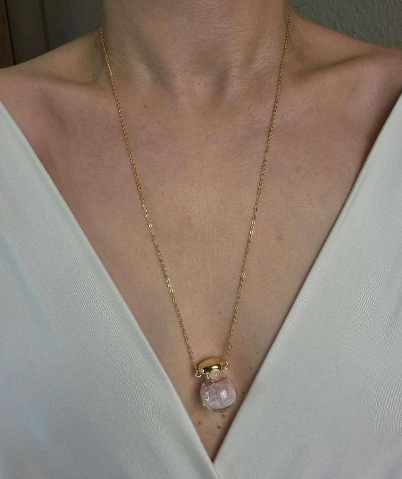 Colar longo potinho quartzo rosa banhado a ouro 18k