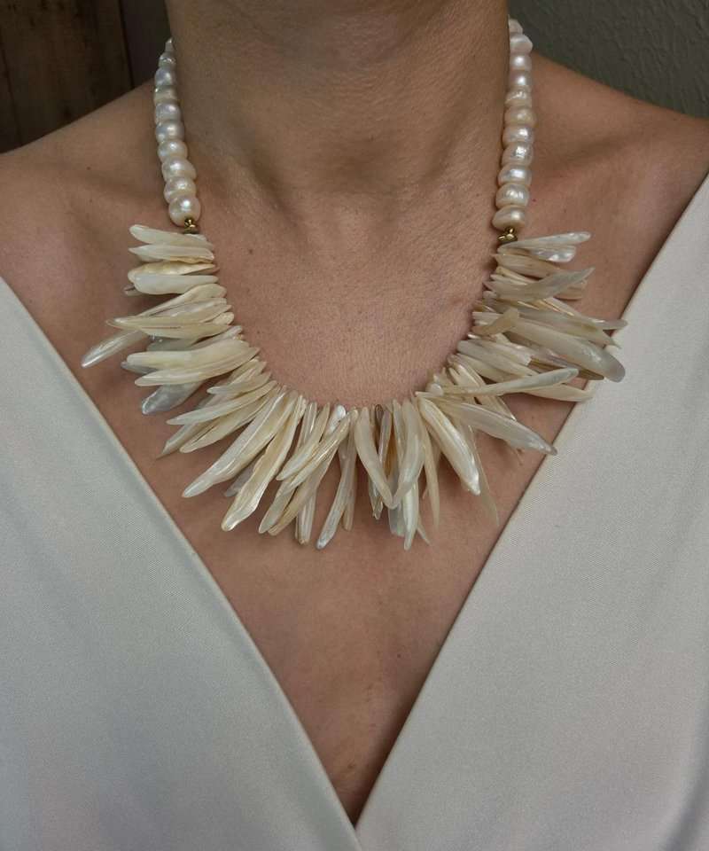 Colar pérolas barrocas e madrepérolas palitos