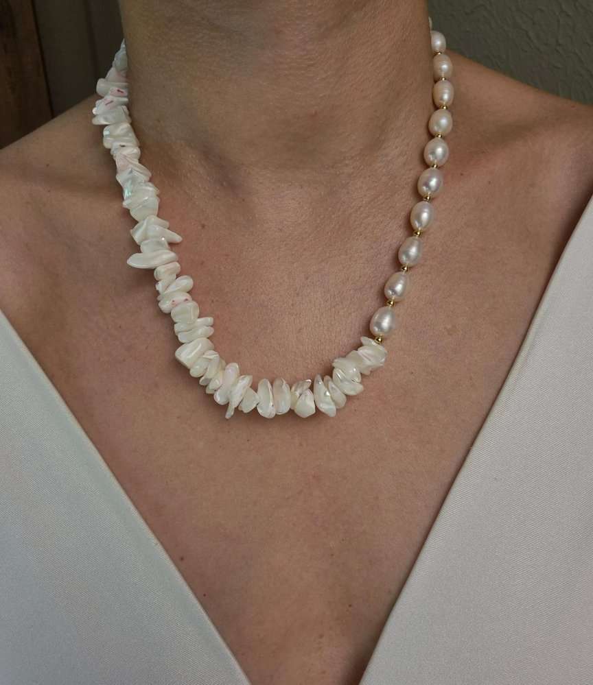 Colar pérolas barrocas e madrepérolas assimétricas