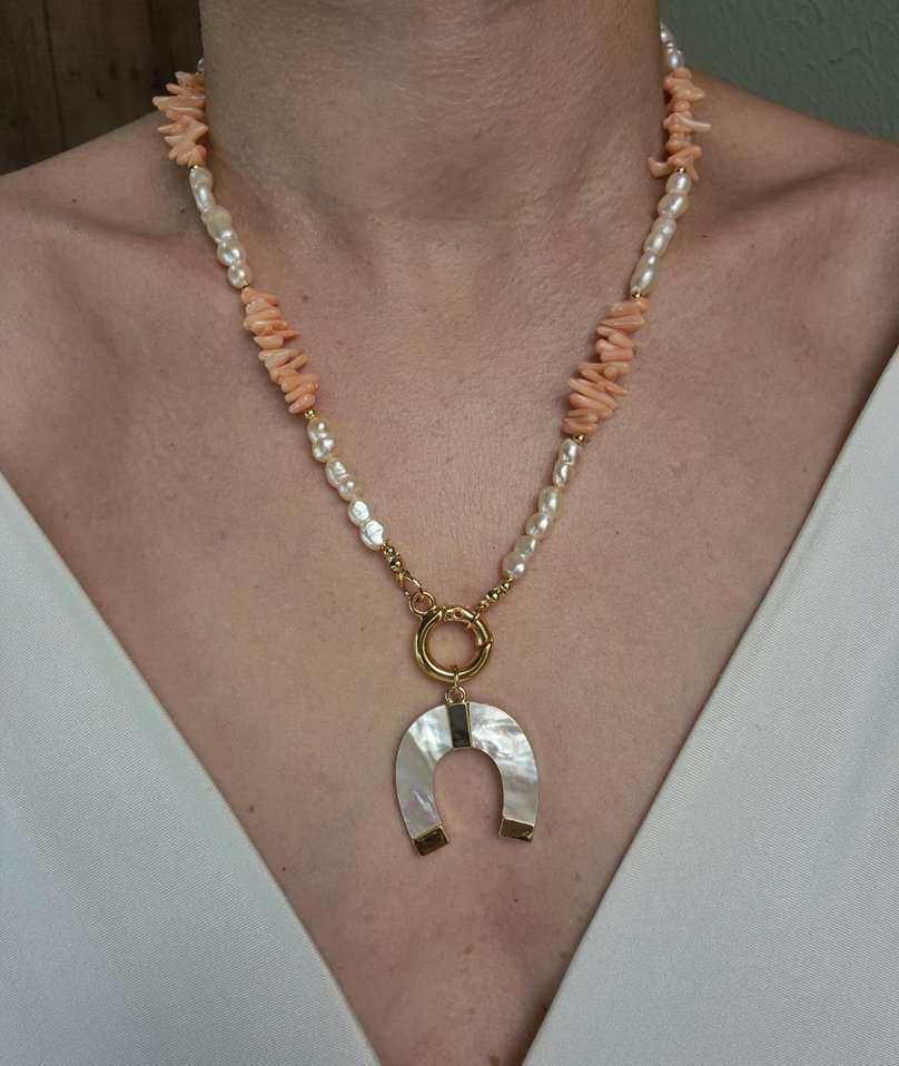 Colar pérolas barrocas e coral podange pingente madrepérola