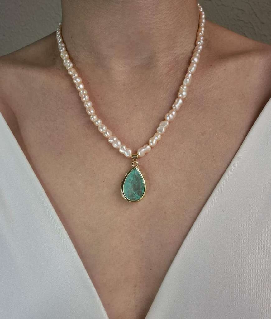 Colar pérolas barrocas e pingente gota cristal turmalina