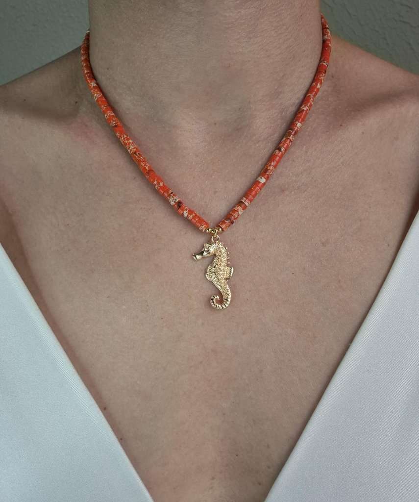 Colar jaspe laranja e pingente cavalo marinho