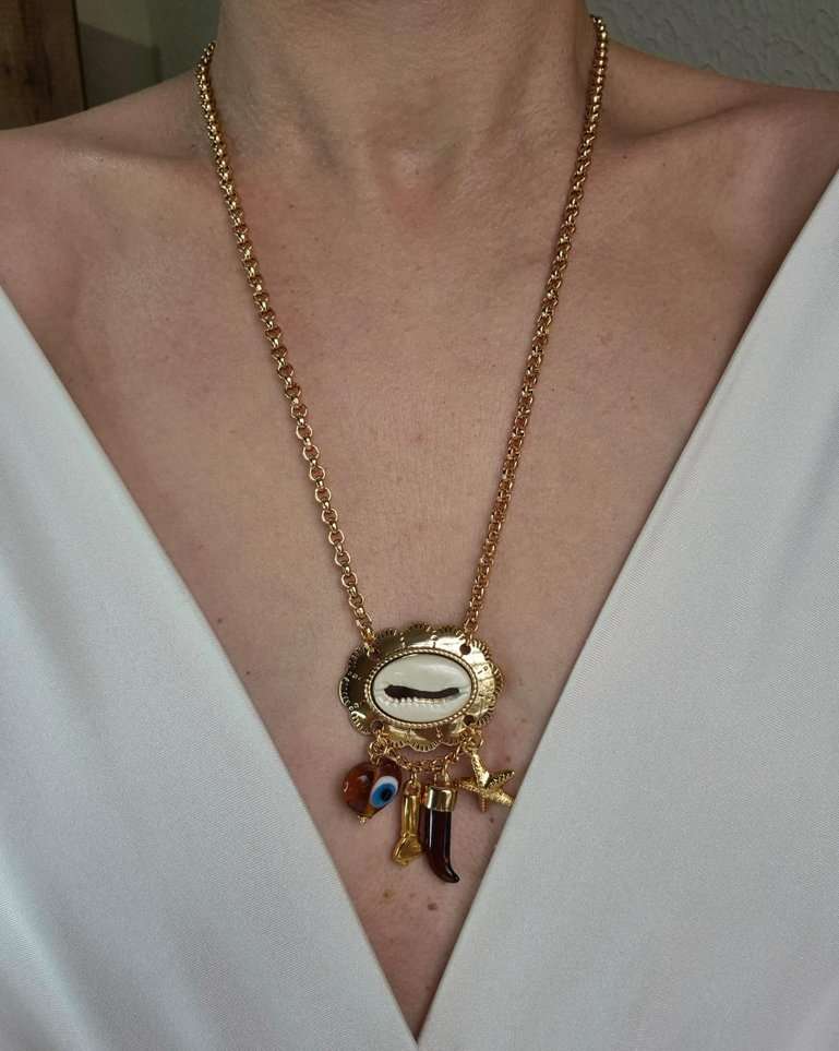 Colar corrente com búzio e mix pingentes banhados a ouro 18k