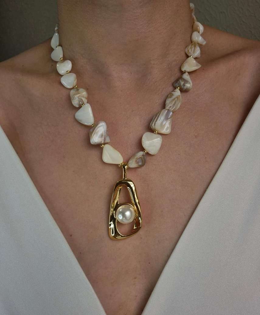 Colar  madrepérolas assimétricas e pingente orgânico com pérola