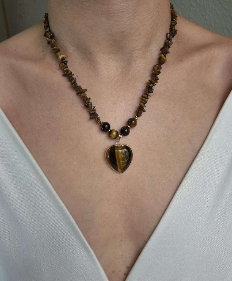 Colar olho de tigre e pingente coração