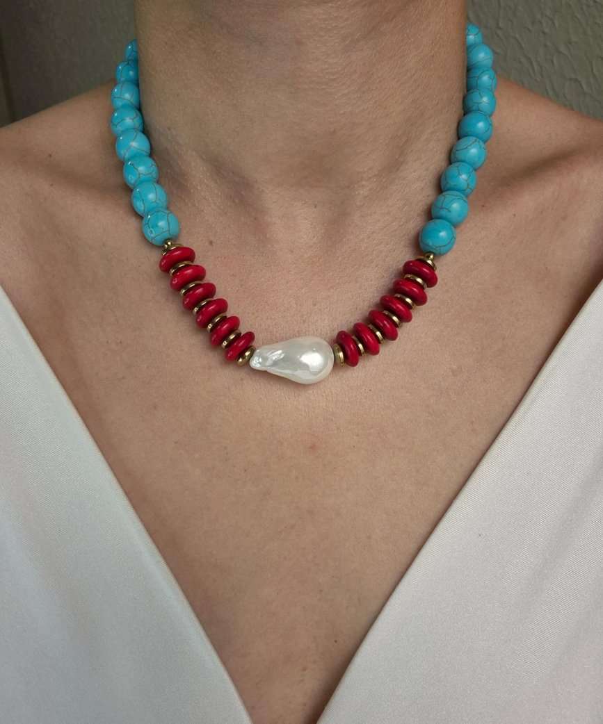 Colar howlita turquesa e vermelha com pérola shell