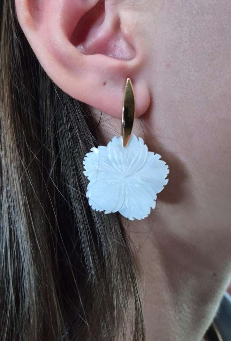 Brinco base navete e flor madrepérola