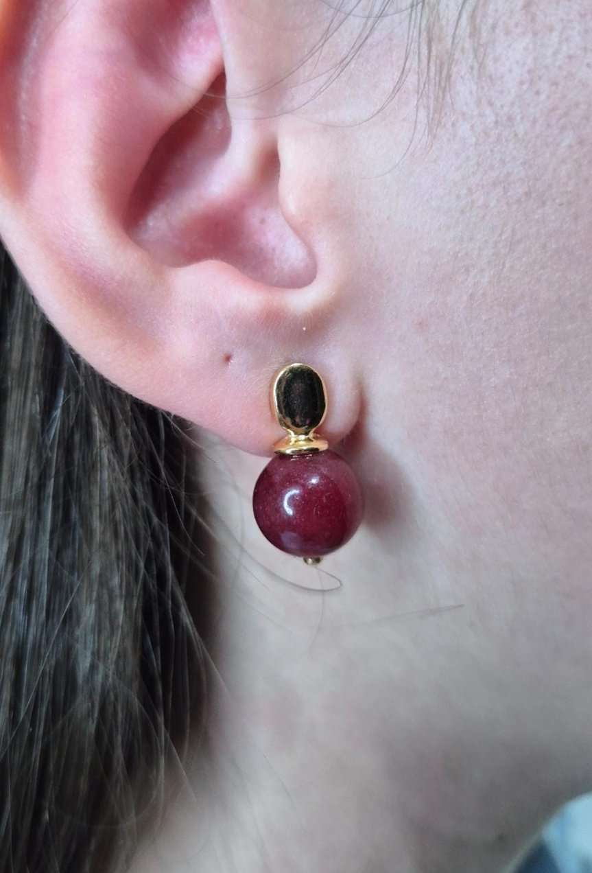 Brinco base oval e pedra vermelha