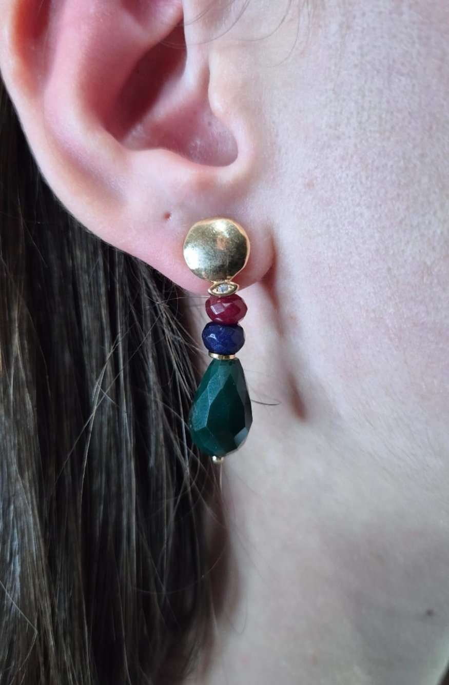 Brinco base redonda e pedras tricolores