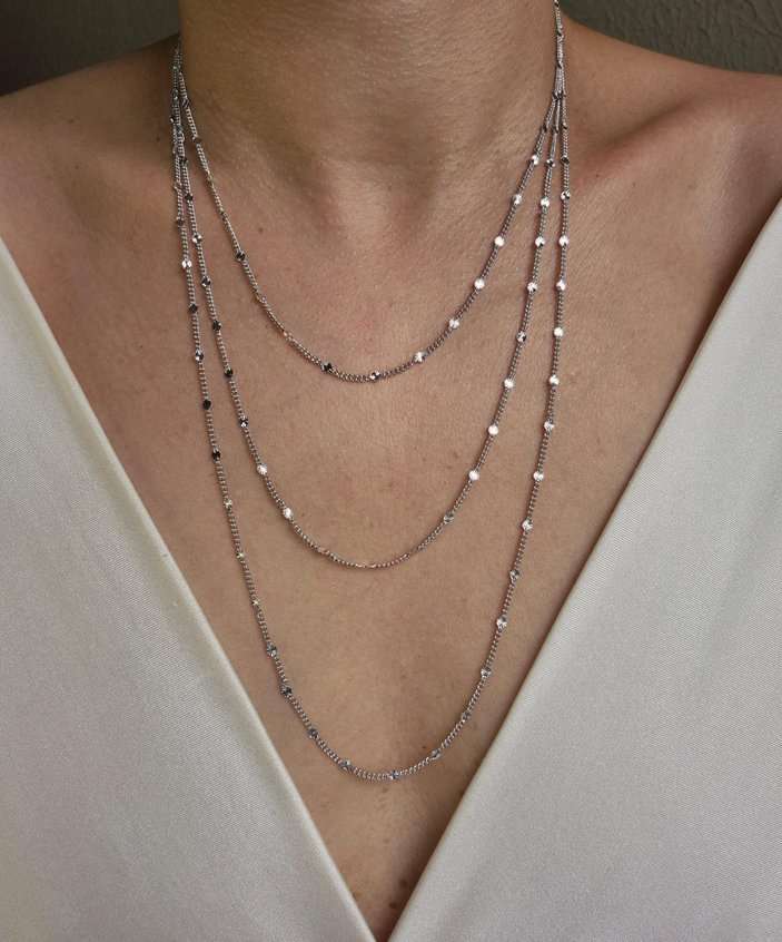 Colar corrente tripla banhado a ródio