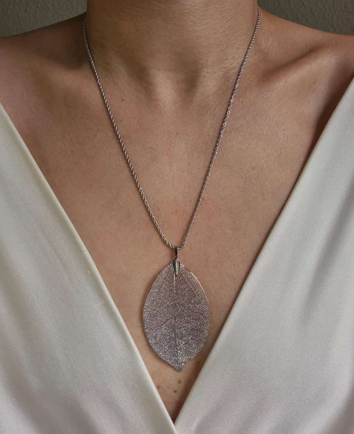 Cordão baiano e pingente folha banhado a ródio