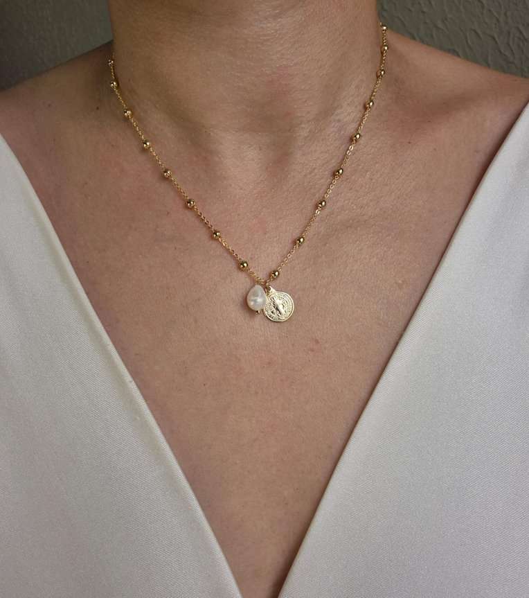 Colar bolinhas com pérola barroca e pingente São Bento