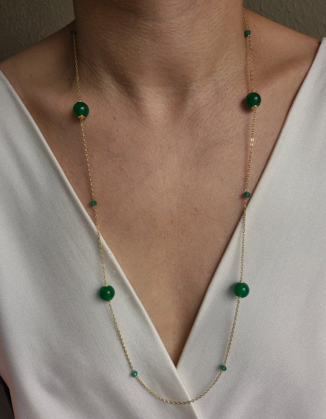 Colar longo corrente banhada a ouro 18k e pedras verdes