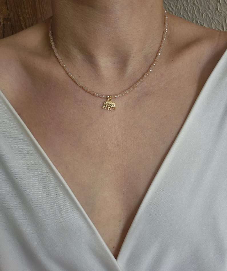 Chocker cristais bege e elefante banhado a ouro 18k