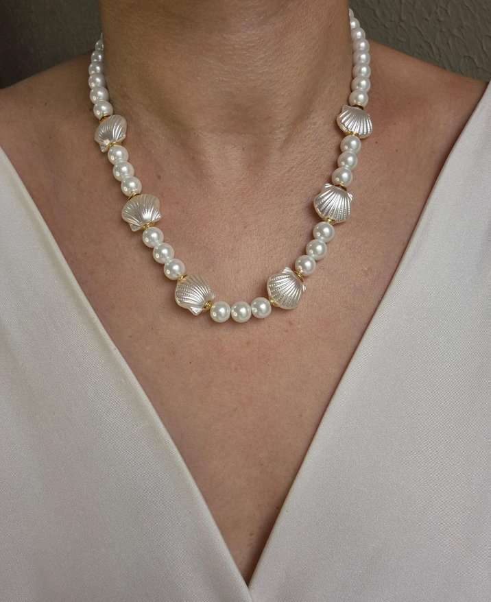 Colar pérolas e pingentes concha