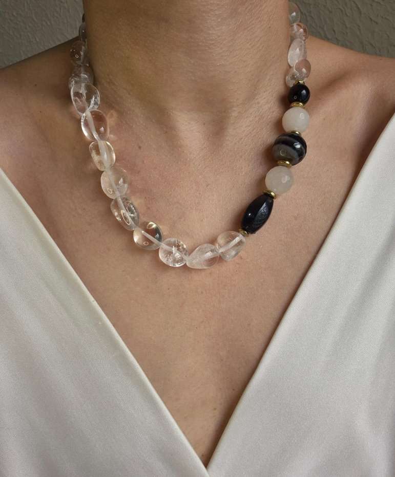 Colar cristais de rocha e mix pedras pretas e brancas