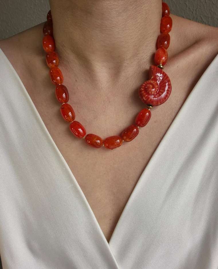 Colar ágata laranja e pingente caracol cerâmica