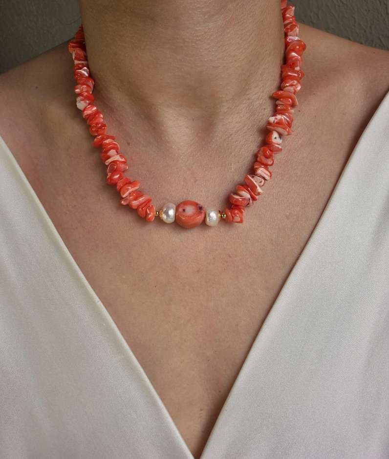 Colar madrepérolas salmão pingente coral e pérolas
