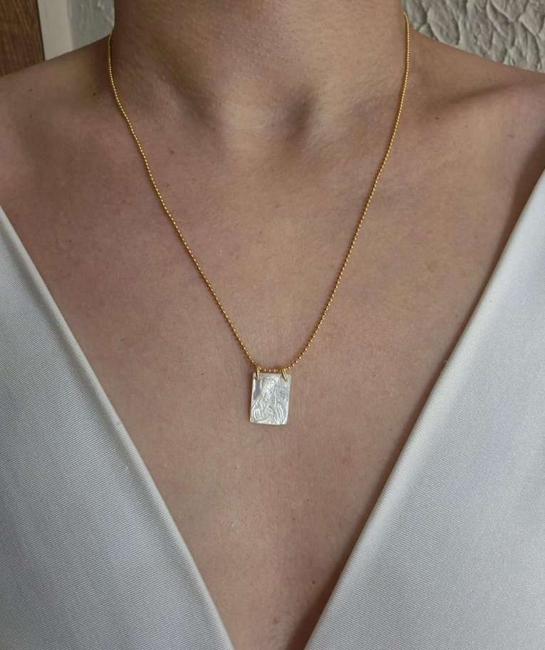 Colar pingente Sagrado Coração Jesus madrepérola banhado a ouro 18k