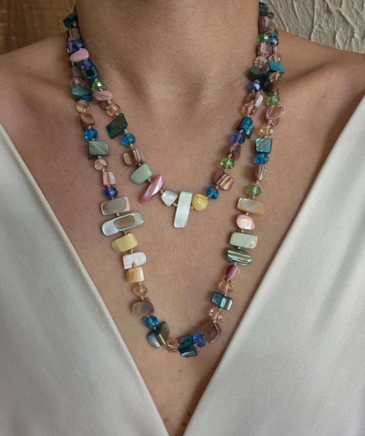 Colar longo madrepérolas coloridas e cristais