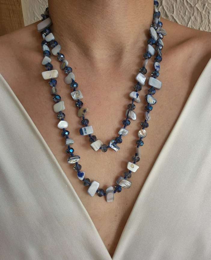 Colar longo madrepérolas azuis e cristais