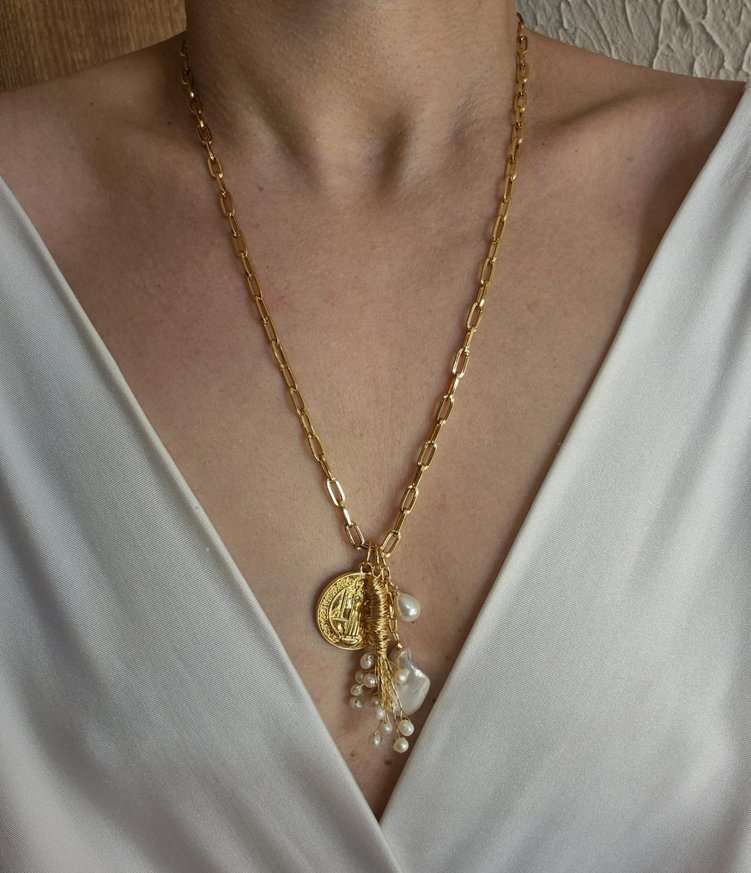 Colar corrente com mix de pingentes banhados a ouro 18k