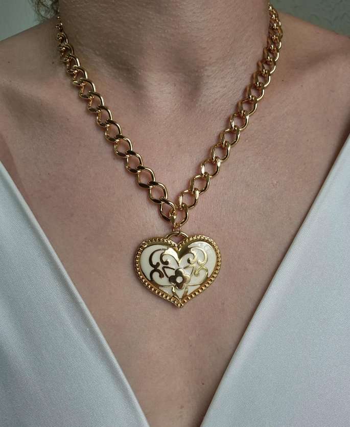 Colar corrente com pingente coração esmaltado banhado a ouro 18k