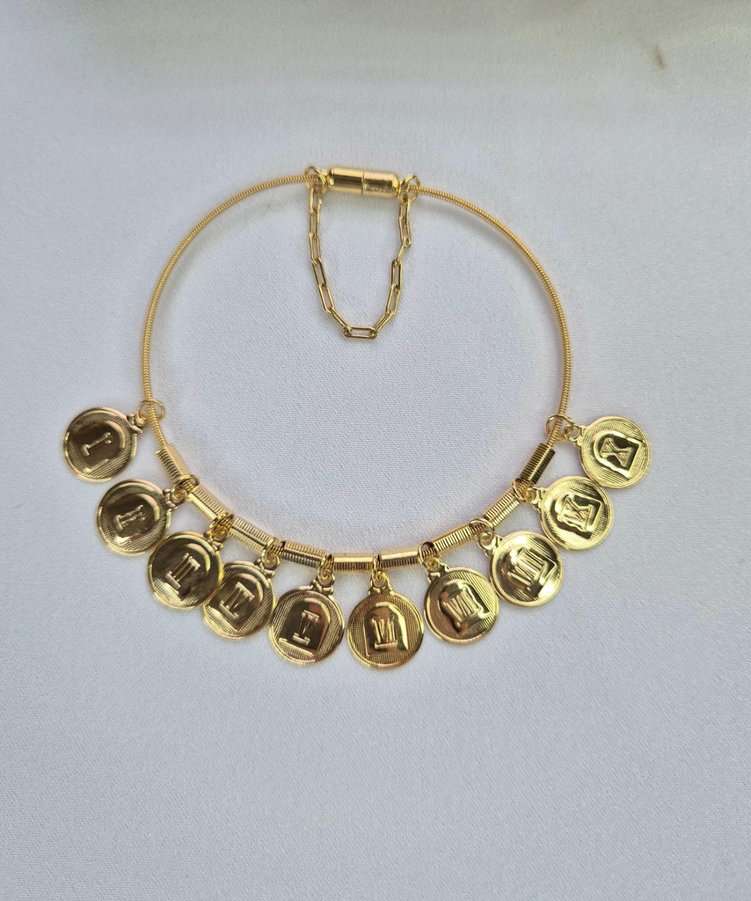 Pulseira corda de violão pingentes dez mandamentos banhada a ouro 18k