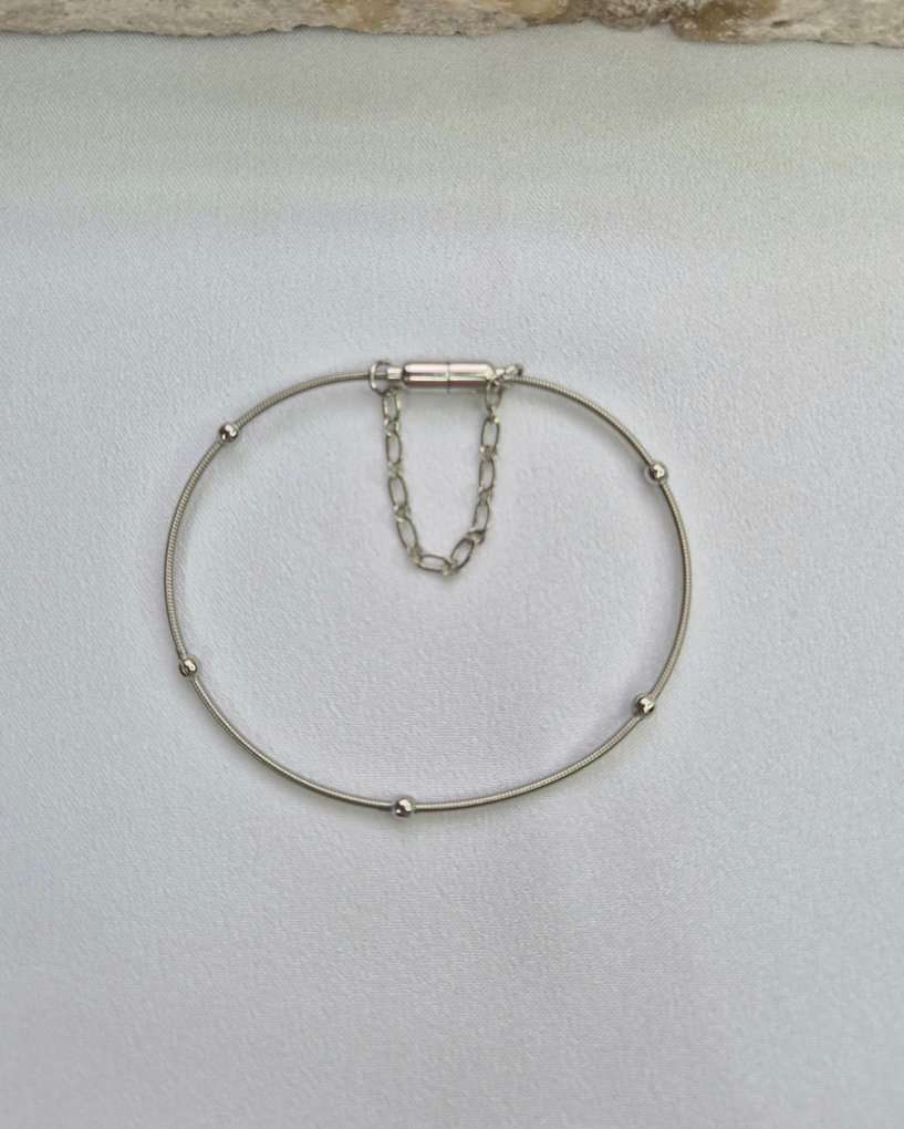 Pulseira corda de violão bolinhas banhada a ródio