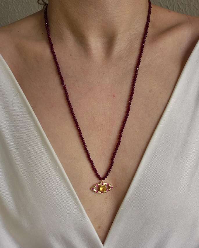 Colar longo pedras vermelhas e olho grego